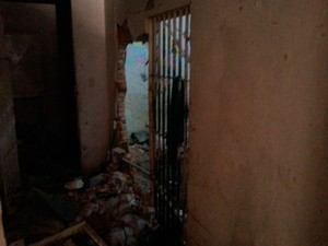 CDP da Ribeira teve paredes quebradas por presos em Natal (Foto: Kléber Teixeira/Inter TV Cabugi)