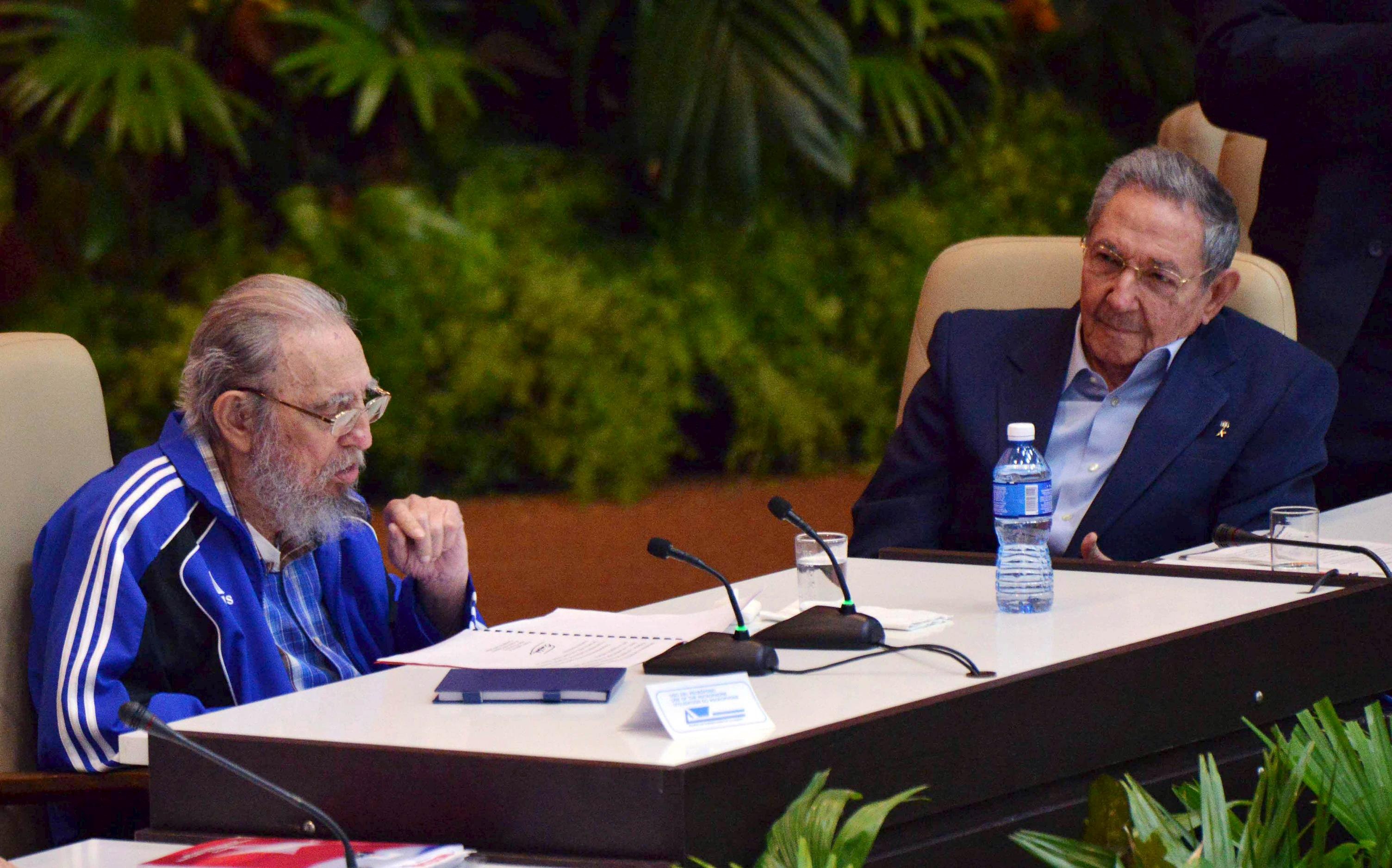 Fidel e Raúl no congresso do Partido Comunista Cubani, nesta terça (19) (Foto: Omara Garcia/Courtesy of AIN/Handout via Reuters)