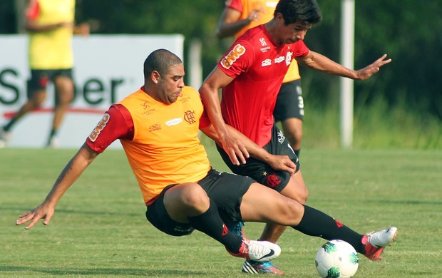 Adriano e Cáceres, Flamengo (Foto: Bernardo Monteiro / VipComm)