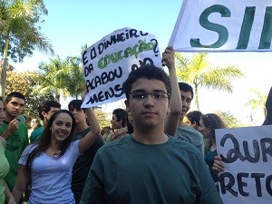 O estudante Heitor Crispim é um dos organizadores da manifestação contra as cotas em Goiânia, Goiás (Foto: Versanna Carvalho/G1)