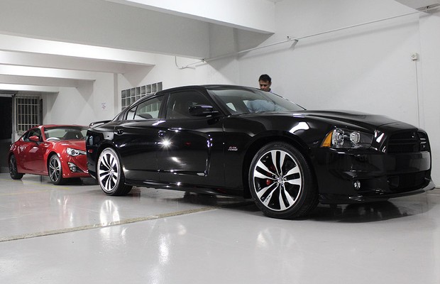 Dodge Charger SRT8 também ganhou polimento especial antes do Salão (Foto: Autoesporte) Dodge Charger SRT8 também ganhou polimento especial antes do Salão (Foto: Autoesporte)