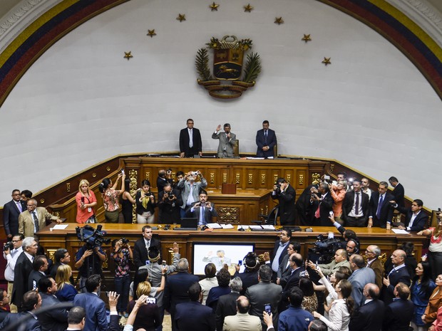 O presidente da Assembleia da Venezuela Henry Ramos Allup toma o juramento dos três deputados opositores pelo estado do Amazonas Nirma Guaruya, Julio Ygarza e Romer Guzamana nesta quinta-feira (28) (Foto: JUAN BARRETO / AFP)