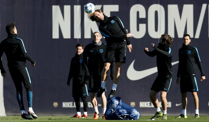 Ivan Rakitic treino Barcelona (Foto: Albert Gea / Reuters)