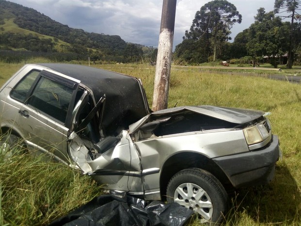 Passageira morreu após Uno bater em poste em Bom Retiro (Foto: PRF/Divulgação)