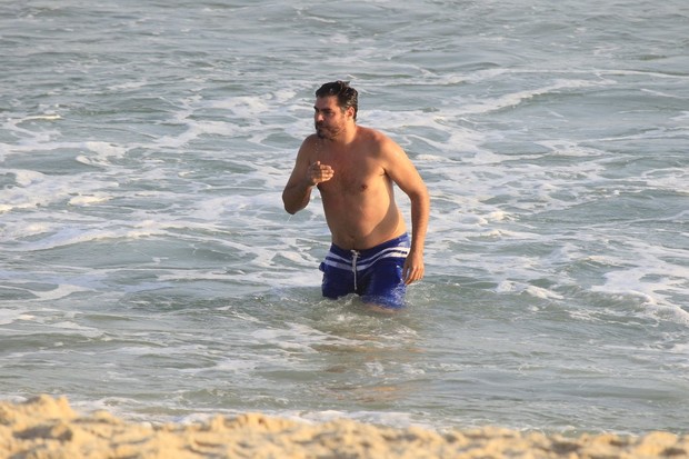 Thiago Lacerda na praia (Foto: Delson Silva / AgNews)