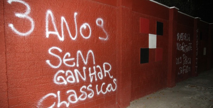 Muro pichado (Foto: Gabriel Uchida / Fototorcida)