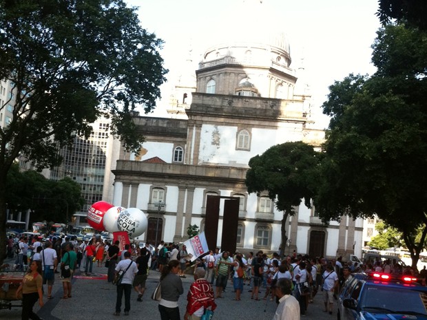 Pouco depois das 16h, cerca de 200 manifestantes se reuniam na Candelária (Foto: João Bandeira de Mello / G1)