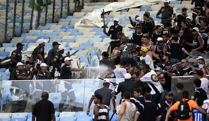 Torcida do Corinthians entra em conflito com policiais no Maracanã (Foto: André Durão / GloboEsporte.com)