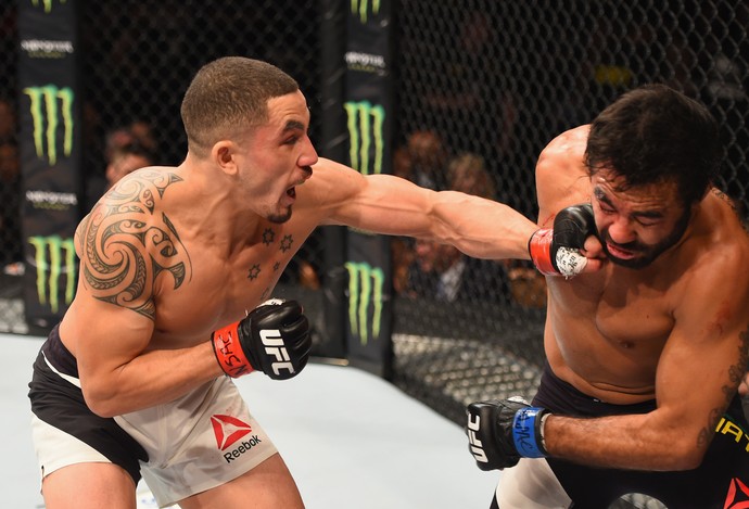 Robert Whittaker Rafael Sapo Natal UFC 197 (Foto: Getty Images)