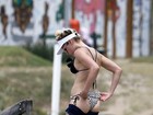 Bruna Linzmeyer dá uma ajeitadinha no biquíni em calçadão carioca