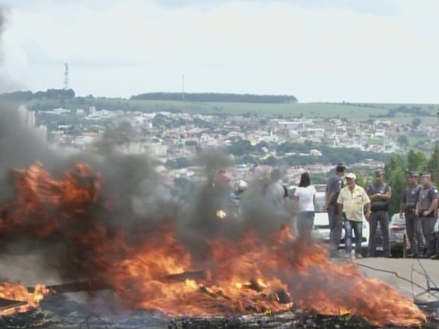 Moradores interditaram estrada municipal de Itapeva em protesto (Foto: Reprodução/TVTEM)
