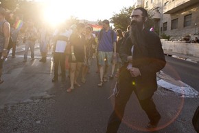 Fotógrafo flagrou o momento em que o homem sacou a faca de dentro do paletó antes de atacar participantes da parada gay (Foto: Sebastian Scheiner/AP) Fotógrafo flagrou o momento em que o homem sacou a faca de dentro do paletó antes de atacar participantes da parada gay (Foto: Sebastian Scheiner/AP)