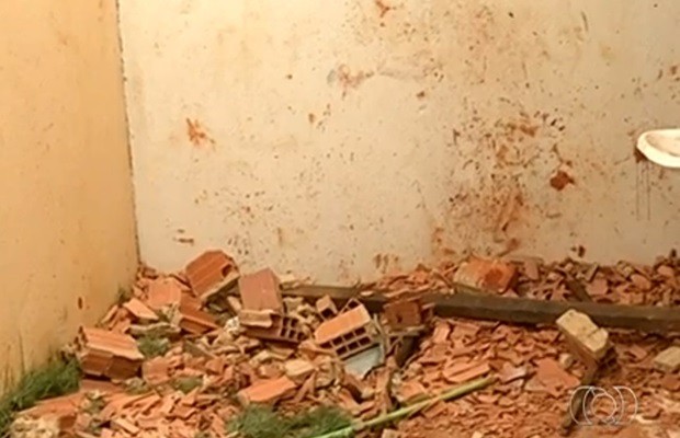 Paus e pedras usados nas agressões ficaram no local das mortes (Foto: Reprodução/TV Anhanguera) Paus e pedras usados nas agressões ficaram no local das mortes (Foto: Reprodução/TV Anhanguera)