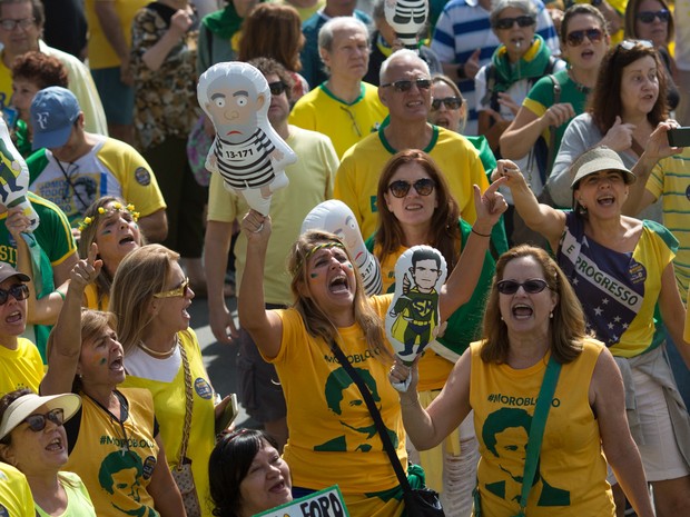 Manifestantes gritam palavras de ordem durante protesto contra a presidente afastada Dilma Rousseff em Copacabana, no Rio de Janeiro (Foto: Silvia Izquierdo/AP)
