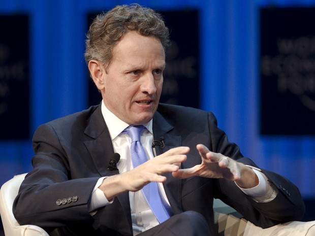 Secretário do Tesouro dos EUA, Timothy F. Geithner, fala sobre economia norte-americana durante debate no Fórum Econômico Mundial (Foto: AP)