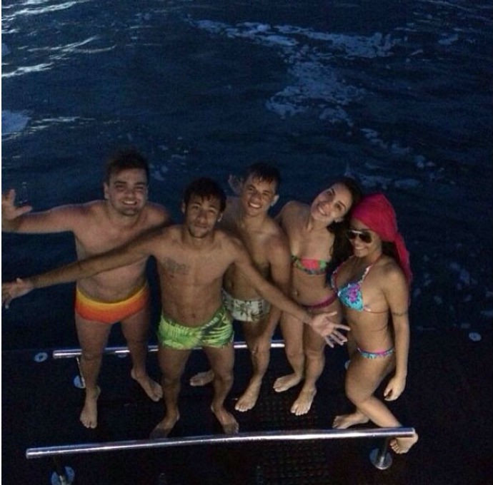 Neymar em passeio de barco com irmã e amigos (Foto: Reprodução/Instagram)