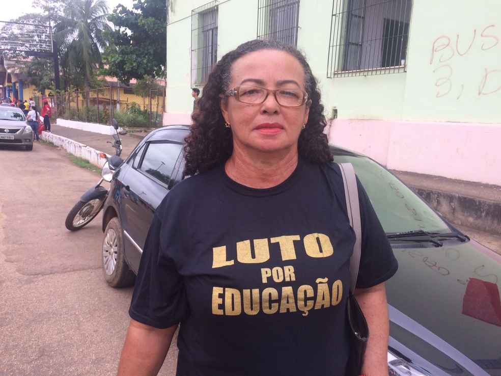 A técnica educacional, Rose Nunes, diz que participa da manifestação pela educação (Foto: Hosana Morais/G1)