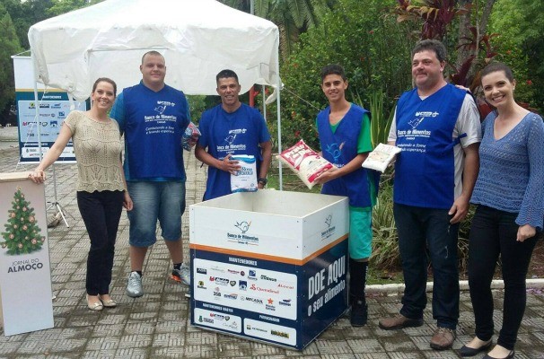 Apresentadores da RBS TV e Banco de Alimentos estavam juntos na arrecadação de alimentos (Foto: Vinicius Cruxen/RBS TV)