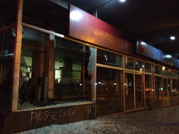 Vidraça da CEEE foi quebrada em Porto Alegre (Foto: Estêvão Pires/G1)