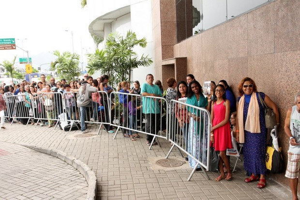 Fila de fieis em tarde de autógrafos com Padre Marcelo Rossi (Foto: Marcos Ferreira/Brazil News)