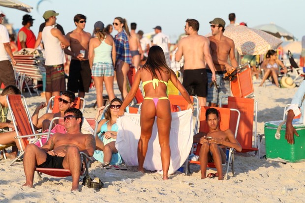 Nicole Bahls na praia (Foto: Henrique Oliveira/ Photo Rio News)