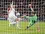 Akinfeev faz gol contra de voleio após defesa, e Tottenham vai à Liga Europa