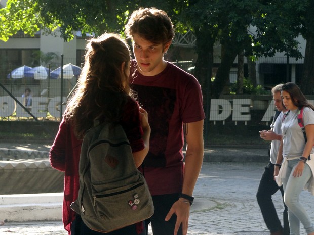 Chay Suede e Luisa Arraes voltam a gravar cenas juntos (Foto: Hellen Couto / Gshow)