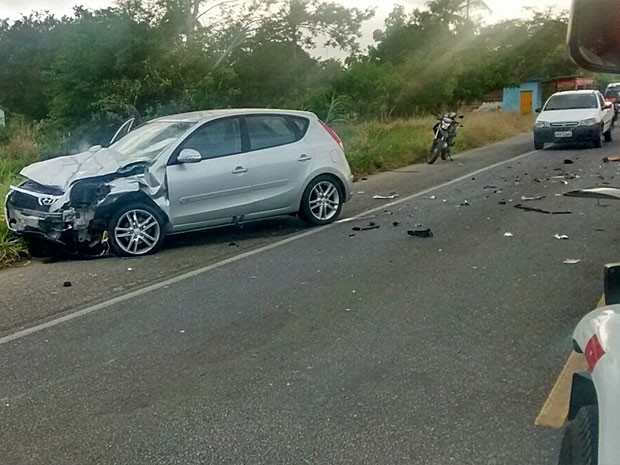 Acidente aconteceu na PE-90, antes do município de Limoeiro, no Agreste (Foto: Reprodução / WhatsApp)
