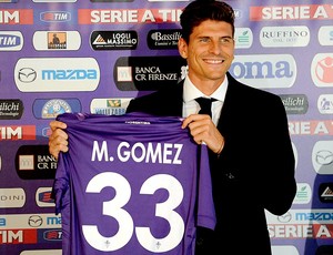 Mario Gómez apresentado no Fiorentina (Foto: EFE)