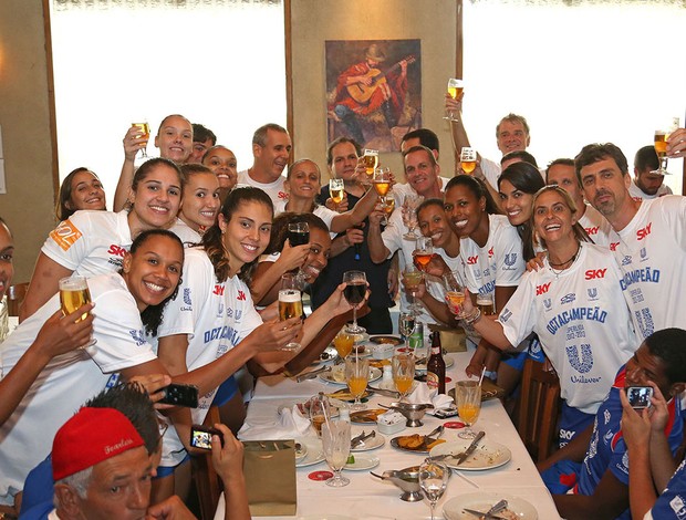 Jogadoras do Rio de Janeiro comemoram título da Superliga em churrascaria (Foto: Luiz Doro/Adorofoto)
