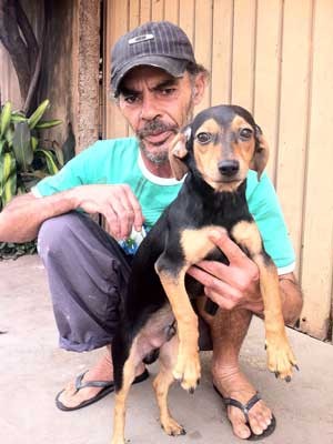 Necy Alves mostra animal que trocaria pelo cachorro entregue por engano à Zoonoses (Foto: Raquel Morais/G1)