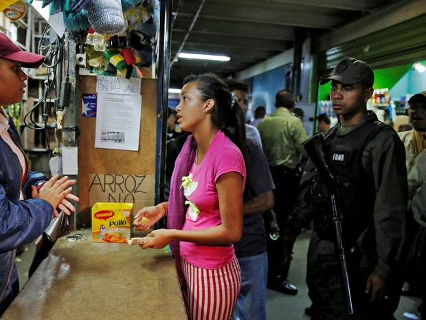 Guarda Nacional monitora a venda em Caracas (Foto: REUTERS/Carlos Garcia Rawlins)