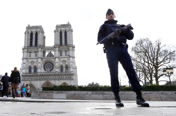Carro com botijões de gás estava perto da catedral de Notre Dame (Foto: François Mori/AP)