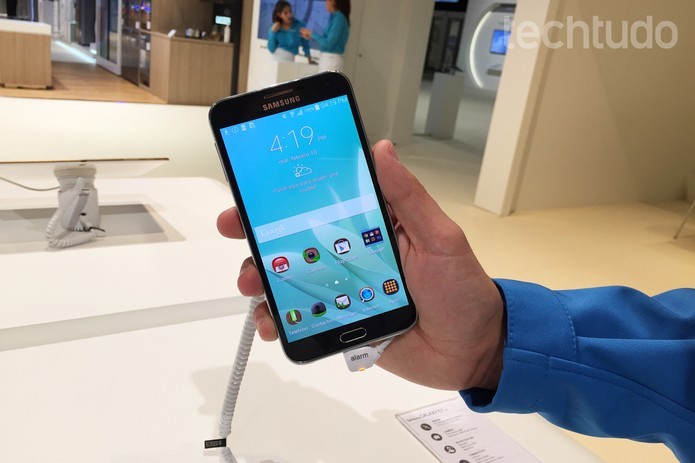 Galaxy E5 mede 5,5 polegadas e é o mais caro entre as novidades  (Foto: Gabriela Fiszman)