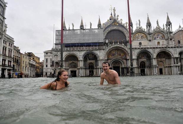 Cerca de três quartos da cidade de Veneza ficaram alagados. (Foto: Luigi Costantini/AP)