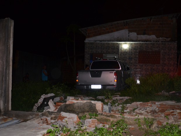 Impacto derrubou o muro da casa (Foto: Walter Paparazzo/G1)
