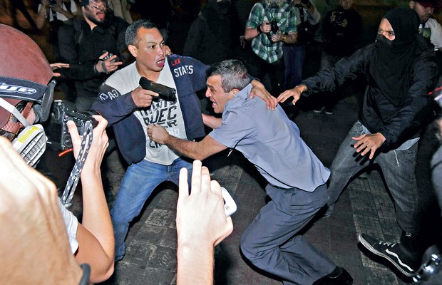 COVARDIA Coronel da PM  é retirado depois de ser espancado por manifestantes em São Paulo. A polícia foi tratada como inimiga (Foto: Inacio Teixeira/Retuters )