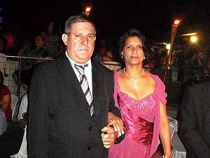O vigilante José Carlos Dias, arrastado por carro de engenheiro, com a esposa (Foto: Arquivo Pessoal)