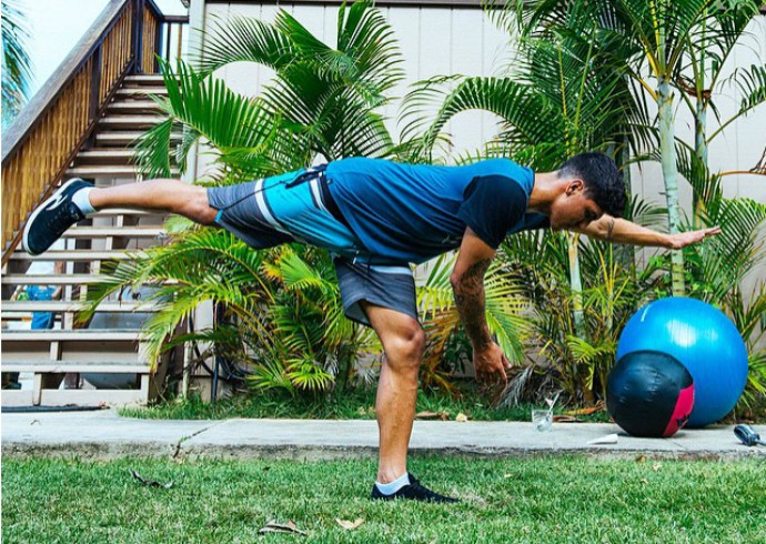 Gabriel Medina faz treinamento funcional nos jardins de sua casa (Foto: Reprodução/Instagram)
