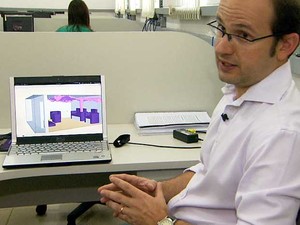 O pesquisador da Unicamp Sávio Vianna usa software desenvolvido nos EUA para simular e prevenir incêndios em ambientes (Foto: Reprodução EPTV)