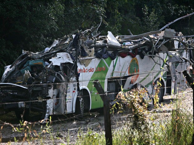 Carcaça destruída do ônibus acidentado à noite é vista após ser retirada do local onde parou à beira da pista na rodovia Mogi-Bertioga, na manhã desta quinta-feira (9), na divisa entre Mogi das Cruzes e Bertioga (SP) (Foto: Jonny Ueda/Futura Press/Estadão Conteúdo)