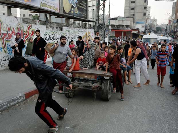 Palestinos deixam suas casas e levam seus familiares até em carroças. (Foto: Mohammed Abed / AFP Photo)