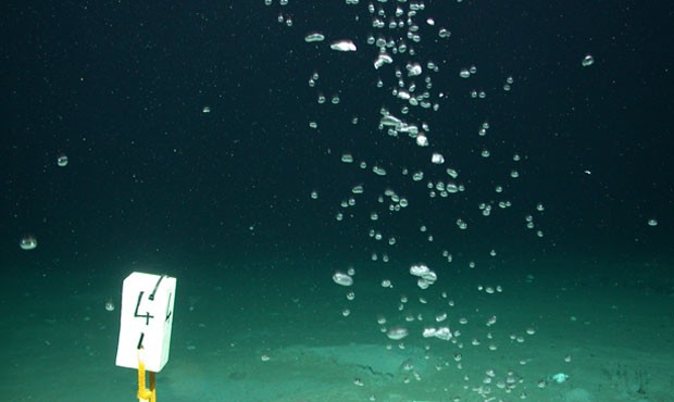 Bolhas de hidrato de metano deixam o fundo do mar. A profundidade da água é 2.861 metros.  (Foto: MARUM-Center for Marine Environmental Sciences, University of Bremen/Divulgação)
