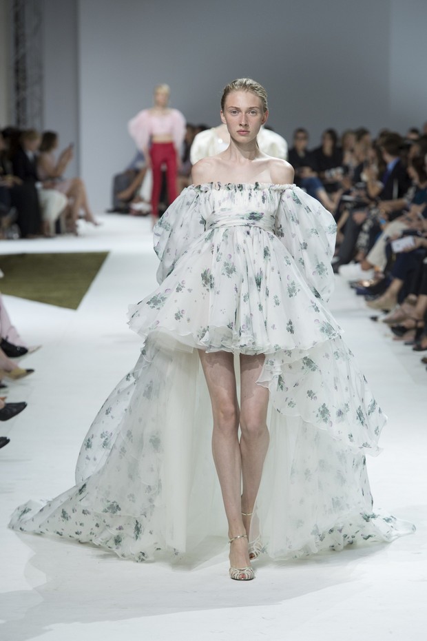 hop Standard function Adeus, slip dress: camisolas vitorianas invadem passarelas de alta-costura  - Vogue | tendências