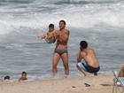 Fred brinca com sobrinho na praia do Leblon, no Rio