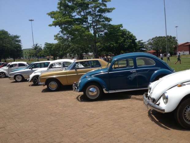 Clube dos apaixonados por carros antigos se reuniu hoje em Porto Velho para expôr e falar sobre carros (Foto: Larissa Matarésio/G1)