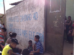 Marca do tiro ficou gravada no portão da casa da vítima (Foto: Catarina Costa/G1)