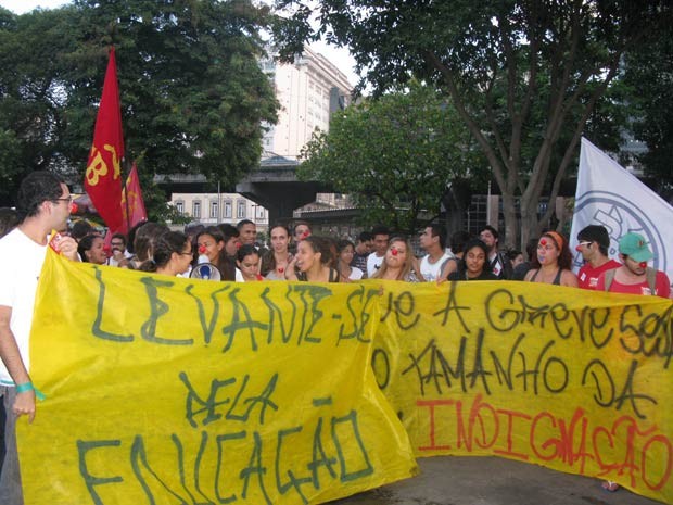 Alunos fazem ato no Rio em apoio a greve dos professores das  universidades federais (Foto: Tássia Thum/G1)