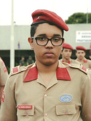 O calouro com uniforme do Colégio Militar de Brasília no Ensino Médio (Foto: Gabriel Ramalho/Arquivo Pessoal)