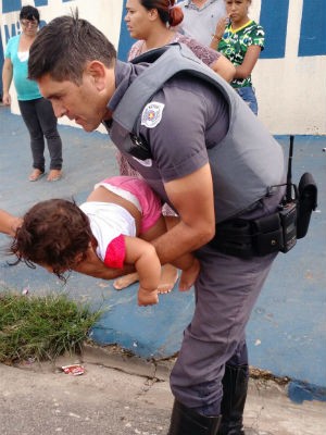 Polícia salva bebê engasgada com bituca de cigarro em Sorocaba (Foto: Divulgação / PM)